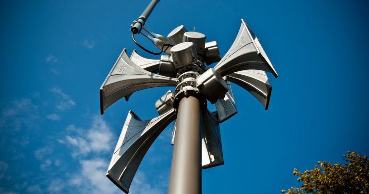 Warning sirens with slotted speakers